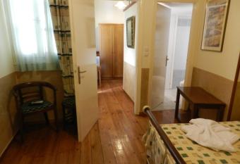 En Ermoupoli has rooms with a private hot tub