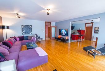 Apartment R Luxor with parking garage allows 18 year olds to book a room