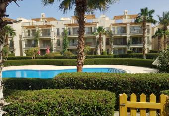                                                                                   has rooms with a private hot tub