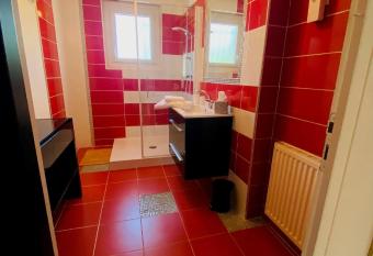 Villa en Dr  me proven  ale allows 18 year olds to book a room