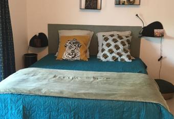 COSY ROOM PRIVATE BATH AND GARDEN allows 18 year olds to book a room