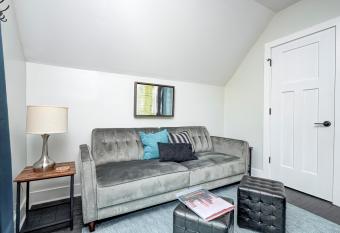 The Oasis Studio - Fountain Square has Balcony rooms