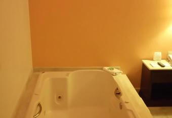 HG Hotel has rooms with a private hot tub