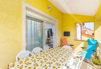 Apartment Jela has Balcony rooms