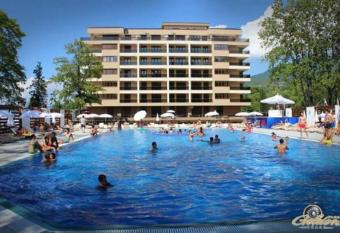 Aparthotel Golden View allows 18 year olds to book a room