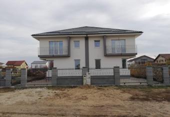 Casa luminoasa cu parcare gratuita la proprietate has Balcony rooms