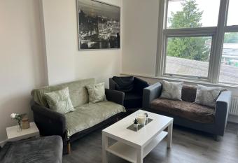 3 Bedroom Flat in Town Centre allows 18 year olds to book a room