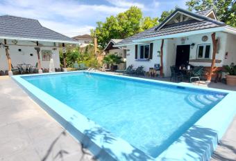 Casas de Tierra Jamaica allows 18 year olds to book a room