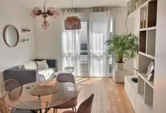 Le To  t du Montvalerien Suresnes has Balcony rooms