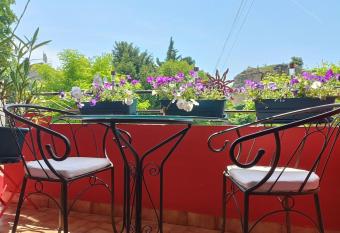 Logement de charme climatis   au c  ur de la Provence has Balcony rooms