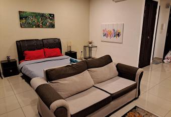 FORTUNATE HOMESTAYS TREFOIL SETIA ALAM has rooms with a private hot tub