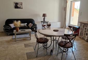 Maison de campagne allows 18 year olds to book a room