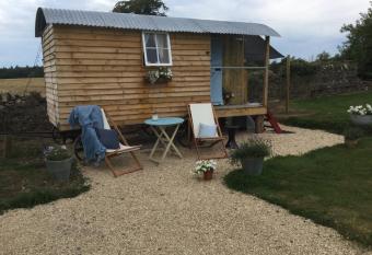 Dolly   s shepherds hut allows 18 year olds to book a room