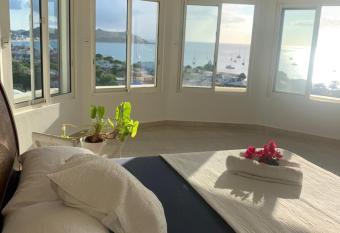 Grand Case Palace has Balcony rooms