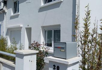 Entre mer et marais allows 18 year olds to book a room