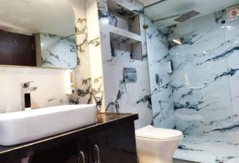 Snk Signature Resort by Shivaneel Hospitality has rooms with a private hot tub