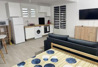 Studio cosy et lumineux has Balcony rooms