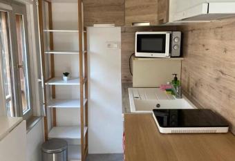 Studio situ   au centre-ville allows 18 year olds to book a room