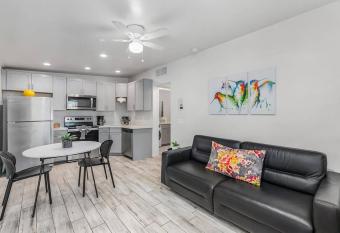 Sunrise at the Cul-de-Sac 1BR Apartment has rooms with a private hot tub