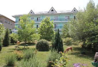 Green Hotel has Smoking rooms