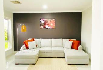 Kellyville 5Br-Closed to Shops, Parks and School has Balcony rooms