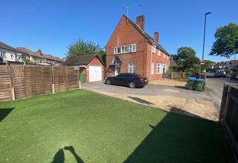 Spacious single and double bedroom in Southampton with free parking allows 18 year olds to book a room