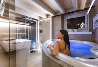 Luxury Wellness Verona Spa has rooms with a private hot tub