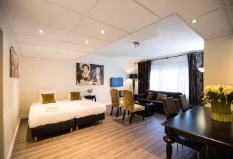 Hotel de Duif Lisse - Schiphol allows 18 year olds to book a room