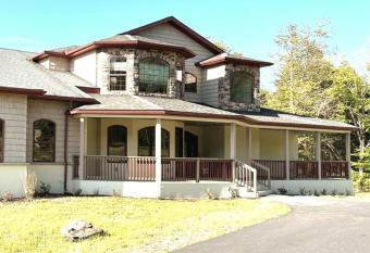 Serene Haven-An Exotic Villa with Hot Tub has Balcony rooms