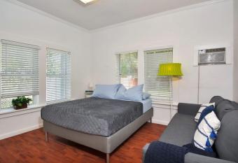 Lovely 2br1bath Hallandale Beach w Parking Garden Bbq Trampoline has Balcony rooms