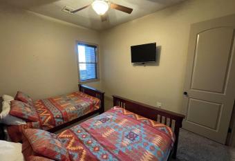 D3 Spacious Sunset Suite Second Floor 2-bedroom allows 18 year olds to book a room