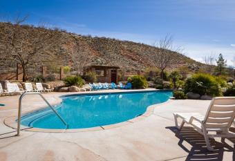 H5 The Kestrel L Ground Floor 3-bedroom Hillside View has rooms with a private hot tub