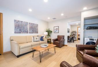 Brighton Chalet Hidden Falls 1 Bedroom has rooms with a private hot tub