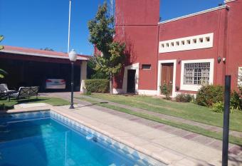 Habitaci  n con ba  o privado y estacionamiento allows 18 year olds to book a room