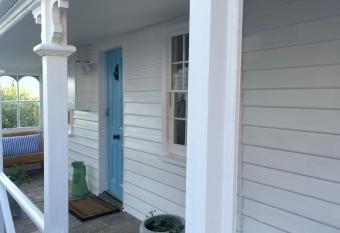 Heritage Cottage in Sandy Bay has Balcony rooms