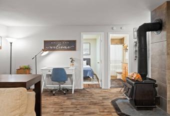 Rustic Private Cottage w/ King Bed & HiSpeed Wi-Fi has Balcony rooms