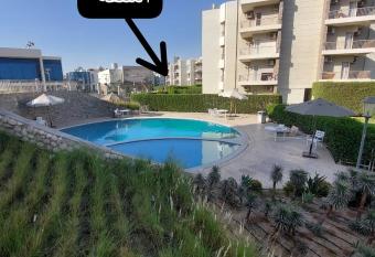 Luxury Ground flat with garden-families only has rooms with a private hot tub