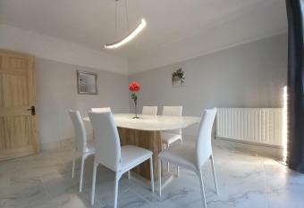 Peaceful Home in Surbiton, Surrey, Greater London- Free parking has Balcony rooms