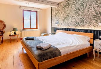 C  t   cour, c  t   source chambre d h  tes has Balcony rooms