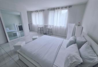 Le Cocon Blanc allows 18 year olds to book a room