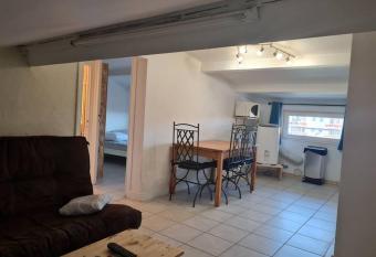 Appartement climatis   4 pers allows 18 year olds to book a room