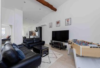 La Contemporaine has rooms with a private hot tub