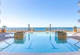 Beautiful Beach Condo - luxury living at its best has rooms with a private hot tub