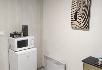 Chambre entr  e ind  pendante allows 18 year olds to book a room