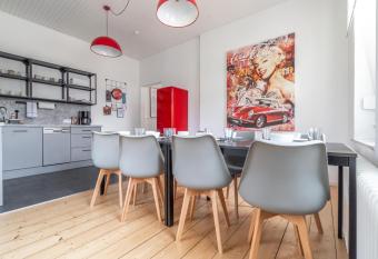 - WORKERS FAVORITE - Gro  es Haus mit 8 Einzelbetten und tollem Garten has Balcony rooms