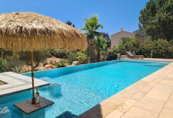 Tiny House Roulotte has Balcony rooms