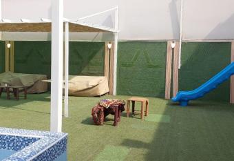                has rooms with a private hot tub