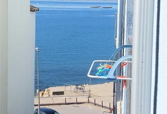 Apartamento en el MAR allows 18 year olds to book a room