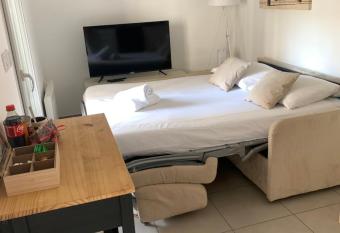 Coin paisible has rooms with a private hot tub