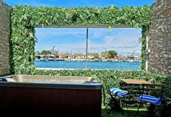 Suite jaccuzzi en camargue allows 18 year olds to book a room